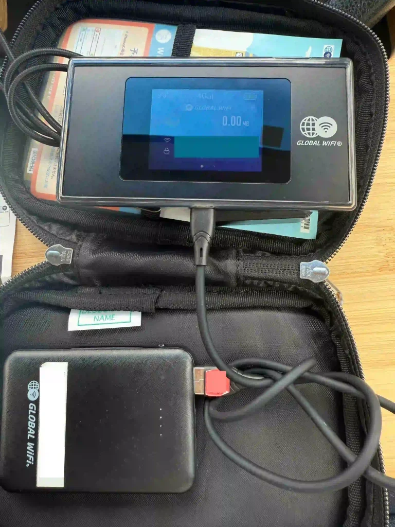グローバルWi-Fiをレンタルしたモバイルバッテリーで充電する。