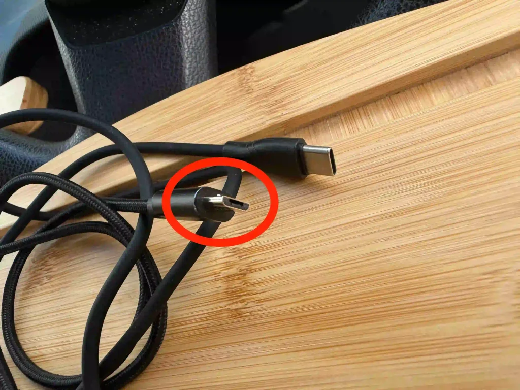グローバルWi-Fiでレンタルしたケーブルの1つがUSB-microB