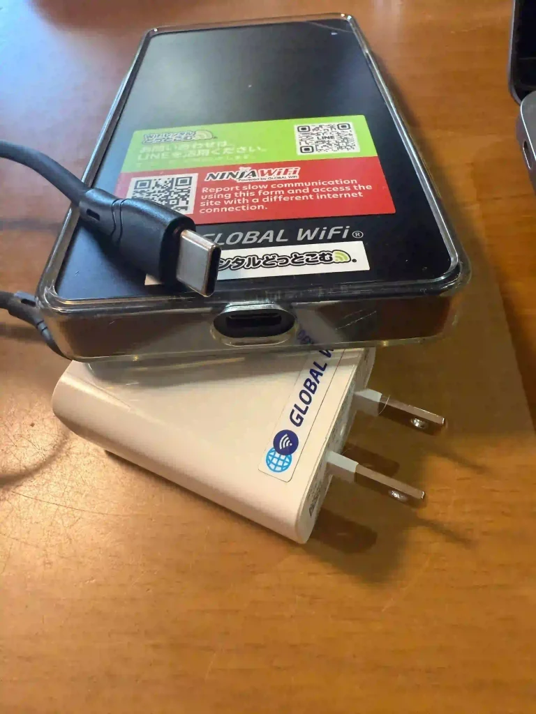 WiFiレンタルどっとこむルーターの充電ポート。